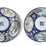 A PAIR OF CHINESE SGRAFFITO-GROUND FAMILLE ROSE AND UNDERGLAZE BLUE BOWLS - фото 4