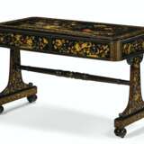 A WILLIAM IV POLYCHROME-JAPANNED AND PARCEL-GILT SOFA TABLE - Foto 2