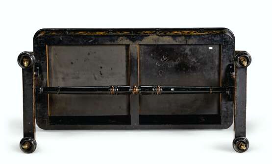 A WILLIAM IV POLYCHROME-JAPANNED AND PARCEL-GILT SOFA TABLE - photo 4