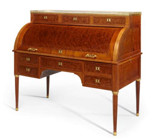 A LOUIS XVI ORMOLU-MOUNTED PLUM-PUDDING MAHOGANY (ACAJOU MOUCHETÉ) BUREAU Á CYLINDRE - photo 2