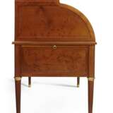 A LOUIS XVI ORMOLU-MOUNTED PLUM-PUDDING MAHOGANY (ACAJOU MOUCHETÉ) BUREAU Á CYLINDRE - Foto 3