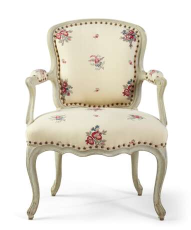 A PAIR OF LOUIS XV GREY-PAINTED FAUTEUILS - фото 2