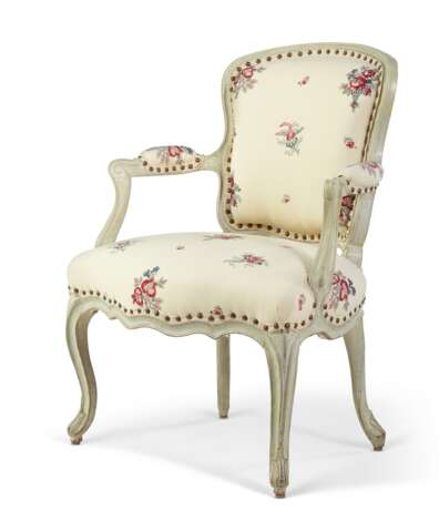 A PAIR OF LOUIS XV GREY-PAINTED FAUTEUILS - фото 4