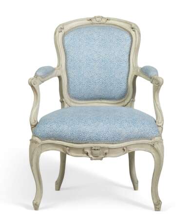 A SET OF THREE LOUIS XV WHITE-PAINTED FAUTEUILS - фото 2