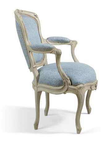 A SET OF THREE LOUIS XV WHITE-PAINTED FAUTEUILS - Foto 4