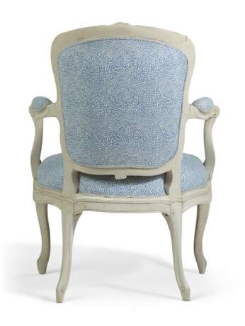 A SET OF THREE LOUIS XV WHITE-PAINTED FAUTEUILS - фото 5