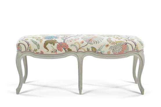Samuel, H.. A LOUIS XV STYLE WHITE-PAINTED BENCH - photo 1