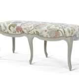 Samuel, H.. A LOUIS XV STYLE WHITE-PAINTED BENCH - Foto 2
