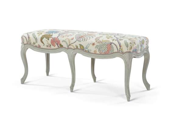 Samuel, H.. A LOUIS XV STYLE WHITE-PAINTED BENCH - Foto 2