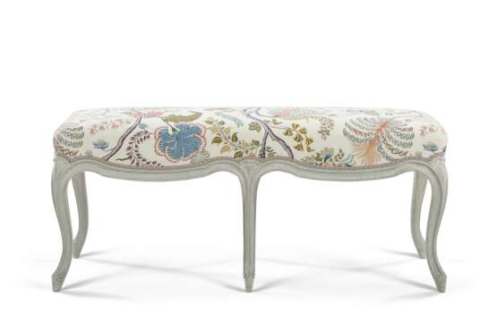 Samuel, H.. A LOUIS XV STYLE WHITE-PAINTED BENCH - Foto 3