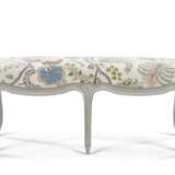 Samuel, H.. A LOUIS XV STYLE WHITE-PAINTED BENCH - photo 3