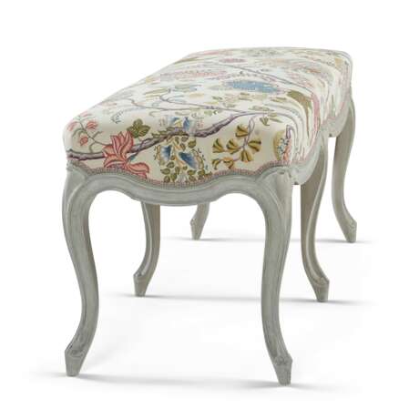 Samuel, H.. A LOUIS XV STYLE WHITE-PAINTED BENCH - Foto 4