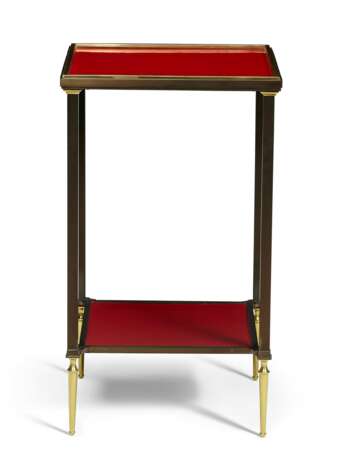 A PAIR OF FRENCH PATINATED AND GILT-BRONZE TWO-TIER RED COMPOSITION SQUARE SMALL TABLES - Foto 3