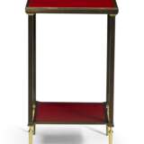 A PAIR OF FRENCH PATINATED AND GILT-BRONZE TWO-TIER RED COMPOSITION SQUARE SMALL TABLES - Foto 3