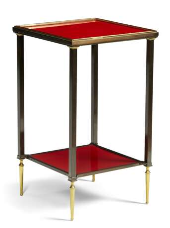A PAIR OF FRENCH PATINATED AND GILT-BRONZE TWO-TIER RED COMPOSITION SQUARE SMALL TABLES - Foto 4