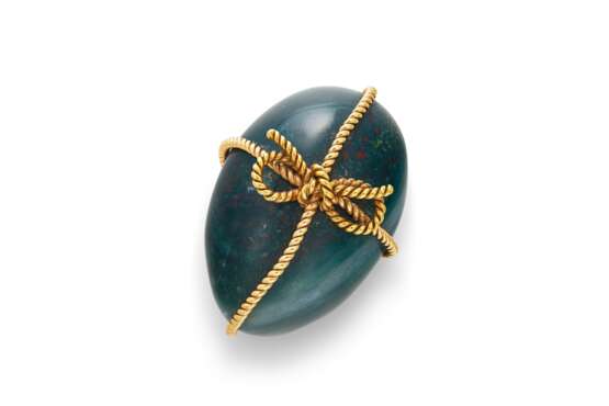 A GOLD-MOUNTED BLOODSTONE EGG-FORM PAPERWEIGHT - фото 1