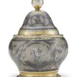 A RUSSIAN PARCEL-GILT SILVER AND NIELLO JAR AND COVER - Foto 1