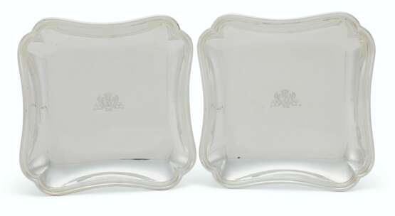 A PAIR OF LOUIS XVI SILVER ENTREE DISHES - Foto 1