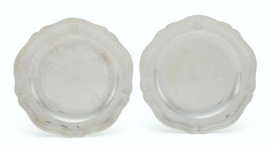 A PAIR OF LOUIS XVI SILVER DISHES - photo 1