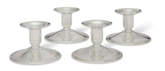 Tiffany & Co.. A SET OF FOUR AMERICAN SILVER SHORT CANDLESTICKS - Foto 1