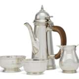 Guille, Peter. AN ELIZBETH II THREE-PIECE SILVER BACHELOR COFFEE SERVICE - Foto 1
