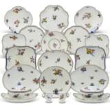 AN ASSEMBLED GROUP OF SEVRES PORCELAIN TABLE WARES - Foto 1