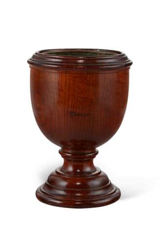 A LATE VICTORIAN OAK URN - Foto 1