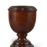 A LATE VICTORIAN OAK URN - Foto 1