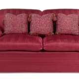 A RED SILK UPHOLSTERED TWO-SEAT SOFA - Foto 1