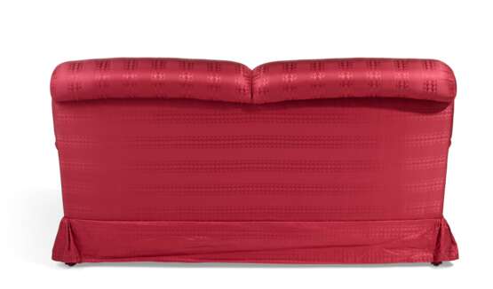 A RED SILK UPHOLSTERED TWO-SEAT SOFA - фото 2
