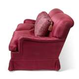 A RED SILK UPHOLSTERED TWO-SEAT SOFA - Foto 3