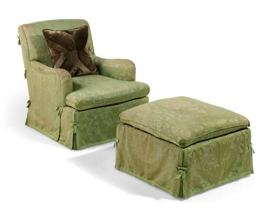 A SILK DAMASK UPHOLSTERED ARMCHAIR AND OTTOMAN - Foto 1