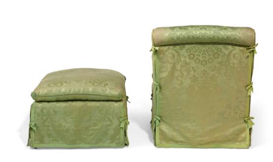 A SILK DAMASK UPHOLSTERED ARMCHAIR AND OTTOMAN - Foto 3