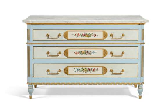 A LOUIS XVI STYLE POLYCHROME-PAINTED AND PARCEL-GILT COMMODE - фото 1