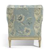 A FRENCH CREAM-PAINTED CLUB CHAIR - Foto 3