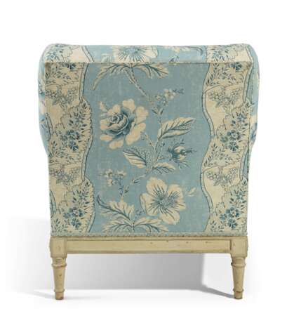 A FRENCH CREAM-PAINTED CLUB CHAIR - фото 3