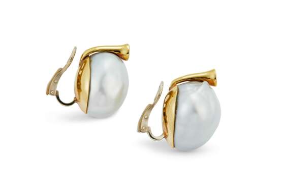 Pintaldi, Angela. A PAIR OF CULTURED PEARL, DIAMOND, AND GOLD EAR CLIPS - фото 2