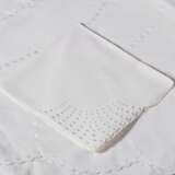 A GROUP OF BRAZILIAN WHITE ON CREAM EMBROIDERED LINEN TABLEWARES - Foto 2