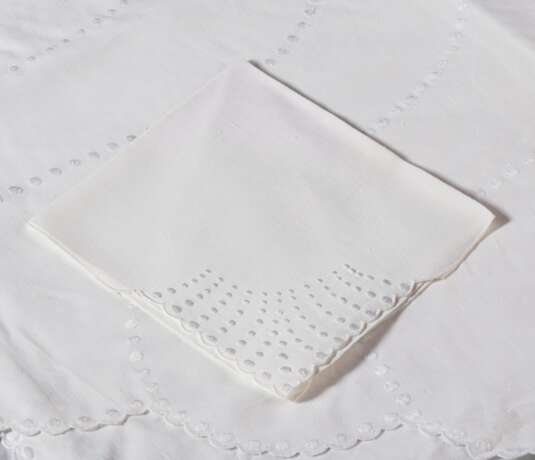 A GROUP OF BRAZILIAN WHITE ON CREAM EMBROIDERED LINEN TABLEWARES - Foto 2