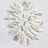 A GROUP OF PORTHAULT LINEN AND CREAM AND GREEN PINWHEEL EMBROIDERED TABLE LINENS - Foto 2