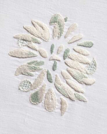 A GROUP OF PORTHAULT LINEN AND CREAM AND GREEN PINWHEEL EMBROIDERED TABLE LINENS - photo 2