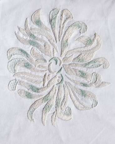 A GROUP OF PORTHAULT LINEN AND CREAM AND GREEN PINWHEEL EMBROIDERED TABLE LINENS - Foto 3