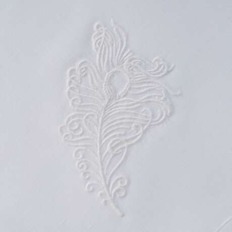 A GROUP OF PORTHAULT WHITE ON WHITE TABLE LINENS EMBROIDERED WITH A FEATHER - фото 3