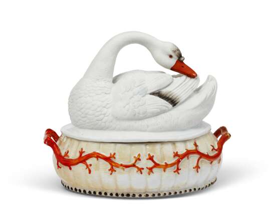 A CONTINENTAL PORCELAIN TUREEN AND A SWAN COVER - photo 1