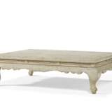 A CHINESE WHITE-PAINTED KANG TABLE - Foto 1