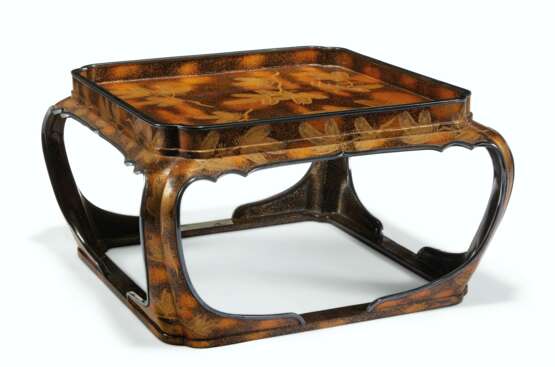A GROUP OF THREE JAPANESE LACQUERED SMALL STANDS - Foto 2