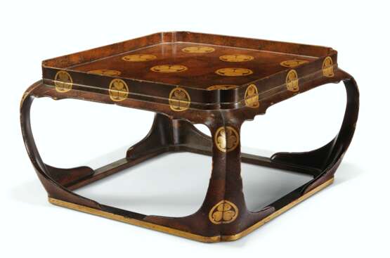 A GROUP OF THREE JAPANESE LACQUERED SMALL STANDS - фото 3