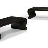A PAIR OF LARGE BROWN LACQUER STANDS - Foto 1