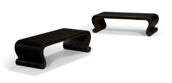 A PAIR OF LARGE BROWN LACQUER STANDS - photo 1