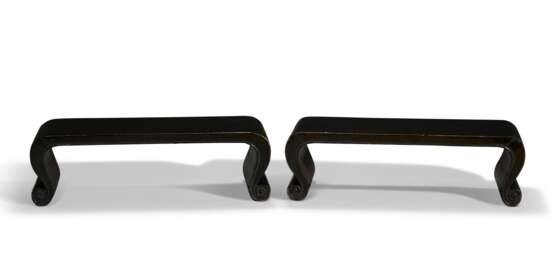 A PAIR OF LARGE BROWN LACQUER STANDS - Foto 2
